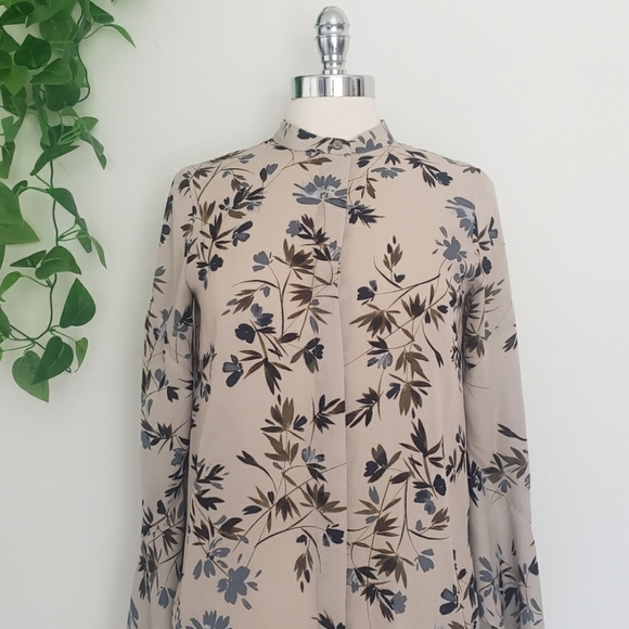 💜Vince Camuto Floral Bell Sleeve Blouse Taupe Career Top XS💜 - Picture 5 of 11